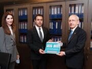 İklim Değişikliği Politika ve Araştırma Derneği toplanan imzaları CHP lideri Kılıçdaroğlu'na teslim etti