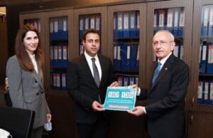 İklim Değişikliği Politika ve Araştırma Derneği toplanan imzaları CHP lideri Kılıçdaroğlu'na teslim etti