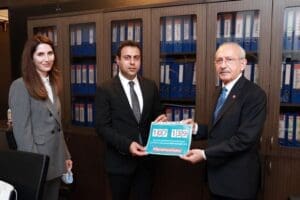 İklim Değişikliği Politika ve Araştırma Derneği toplanan imzaları CHP lideri Kılıçdaroğlu'na teslim etti