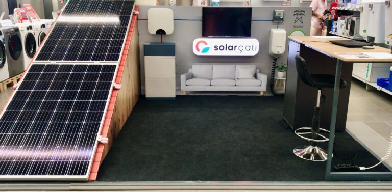 MediaMarkt mağazasında güneş enerjisi standı açtı MediaMarkt Solar standı