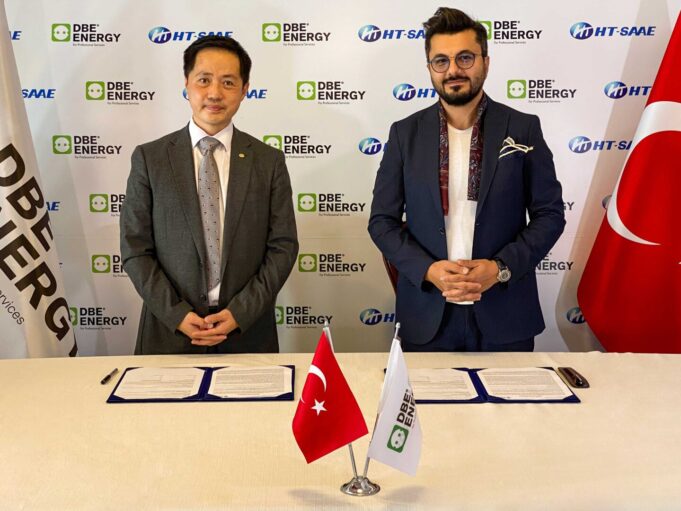 HT Solar Yönetim Kurulu Başkanı Robin Xi ve DBE Energy Yönetim Kurulu Başkanı Mehmet Taha Pınar