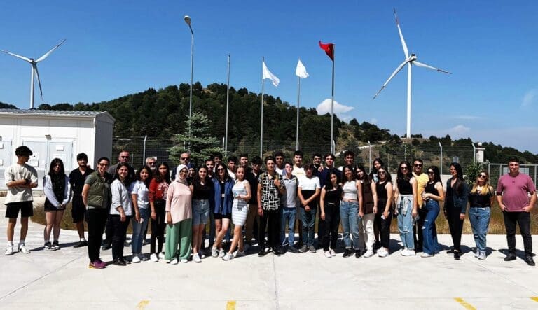 Kız öğrencilerin yenilenebilir enerjide istihdamı artıyor Kız öğrencilerin yenilenebilir enerjide istihdamı artıyor