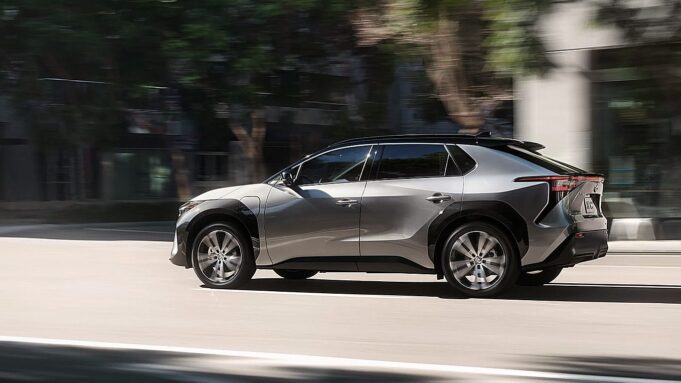 Toyota ilk yüzde yüz elektrikli araçlarını piyasa sürüyor.