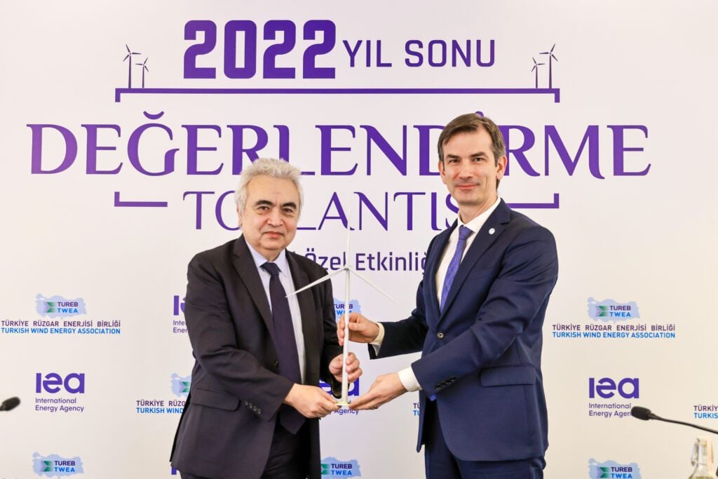 Toplantıda IEA Başkanı Dr. Fatih Birol'a (soldaki) TÜREB Başkanı İbrahim Erden tarafından plaket verildi.