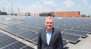 Mercedes-Benz Türk İstanbul’daki depo çatısına 3,5 MW güneş enerjisi kurdu Mercedes-Benz Türk İcra Kurulu Üyesi Bülent Acicbe