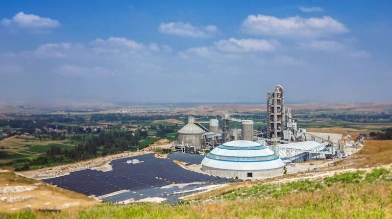 Çimsa, Afyon fabrikasının alanına 3,3 MW güneş enerjisi kurdu Çimsa Afyon Fabrikası güneş enerjisi Güneş Enerjisi Santrali Yeşil Enerji Üretimi