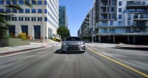 2025 Toyota Camry Hibrit En çok satan sedan ABD Hibrit oluyor Toyota hibrit teknolojisi