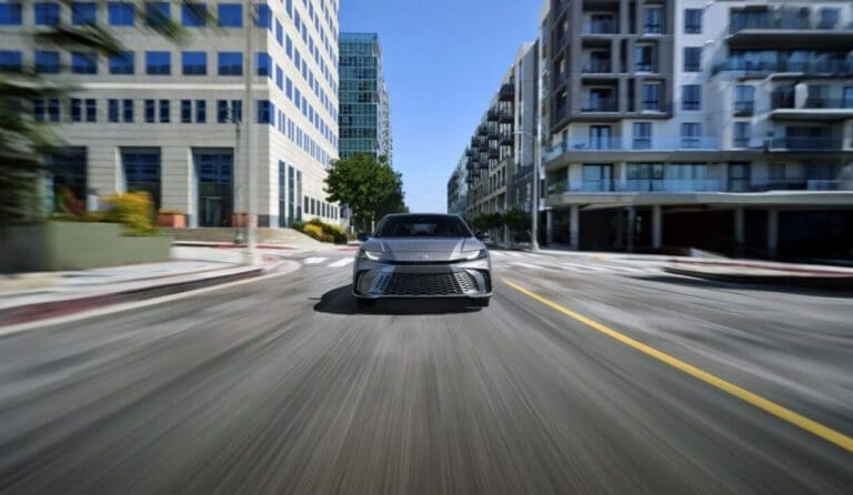 2025 Toyota Camry Hibrit En çok satan sedan ABD Hibrit oluyor Toyota hibrit teknolojisi