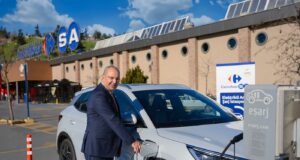 CarrefourSA, elektrikli araç şarj istasyonları ağını genişletiyor CarrefourSA Elektrikli Araç Şarj İstasyonları Türkiye'de Elektrikli Araç Altyapısı Yeşil Ulaşım ve Sürdürülebilirlik