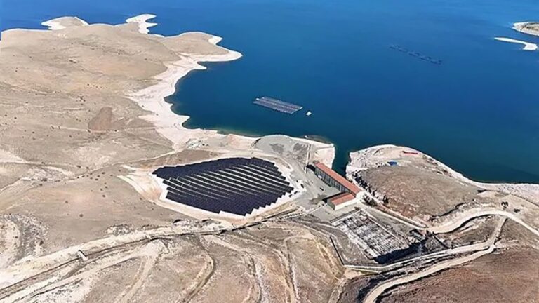 Keban Barajı’nda yüzer güneş enerjisi santrali Keban Barajı Yüzer GES Türkiye'nin İlk Yüzer Güneş Enerjisi Santrali Yenilenebilir Enerji Keban Barajı