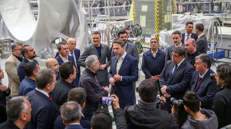 Bayraktar’dan Türkiye’nin enerji dönüşümünde yenilenebilir kaynaklara yatırım vurgusu Türkiye 2024 Yenilenebilir Enerji Hedefleri Enerji Bağımsızlığı ve Yatırım Planları Sürdürülebilir Madencilik ve Altın Üretimi