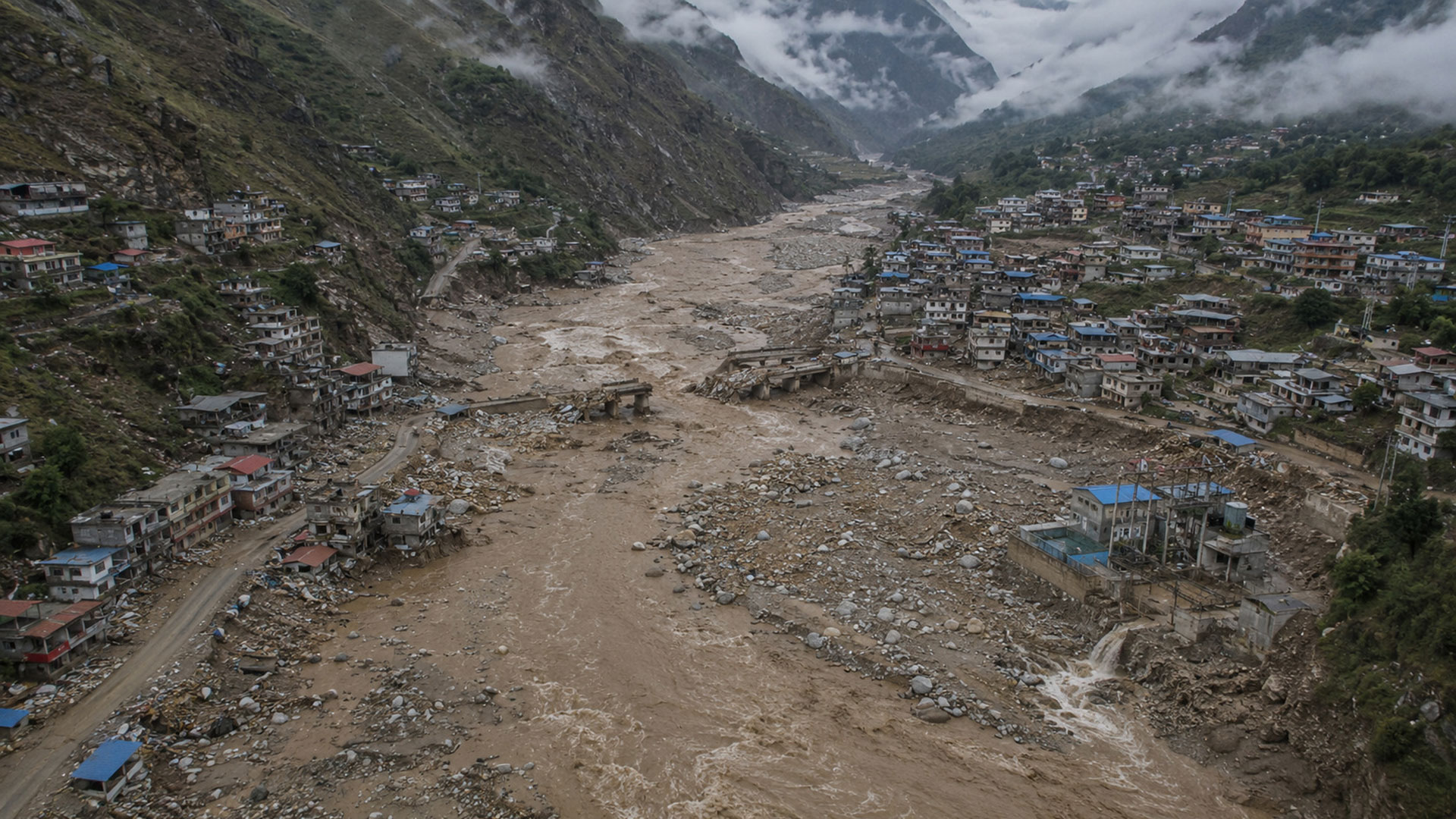 Nepal Tibet sel felaketi sonrası enkaz akışının yerleşimler ve altyapıda yol açtığı yıkım