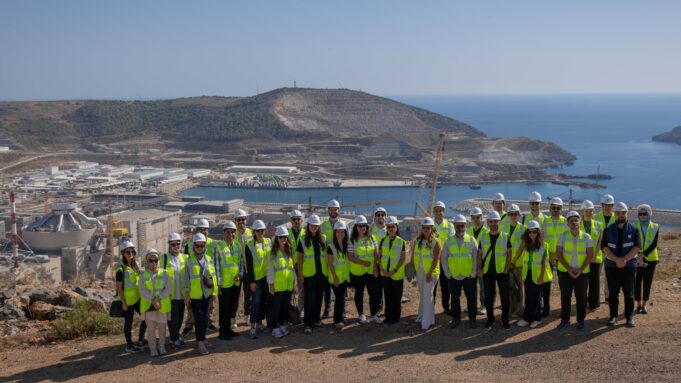 Genç enerji liderlerinin Akkuyu NGS saha ziyareti Genç enerji uzmanları Akkuyu NGS sahasında, santral ve deniz terminali önünde toplu fotoğrafta.