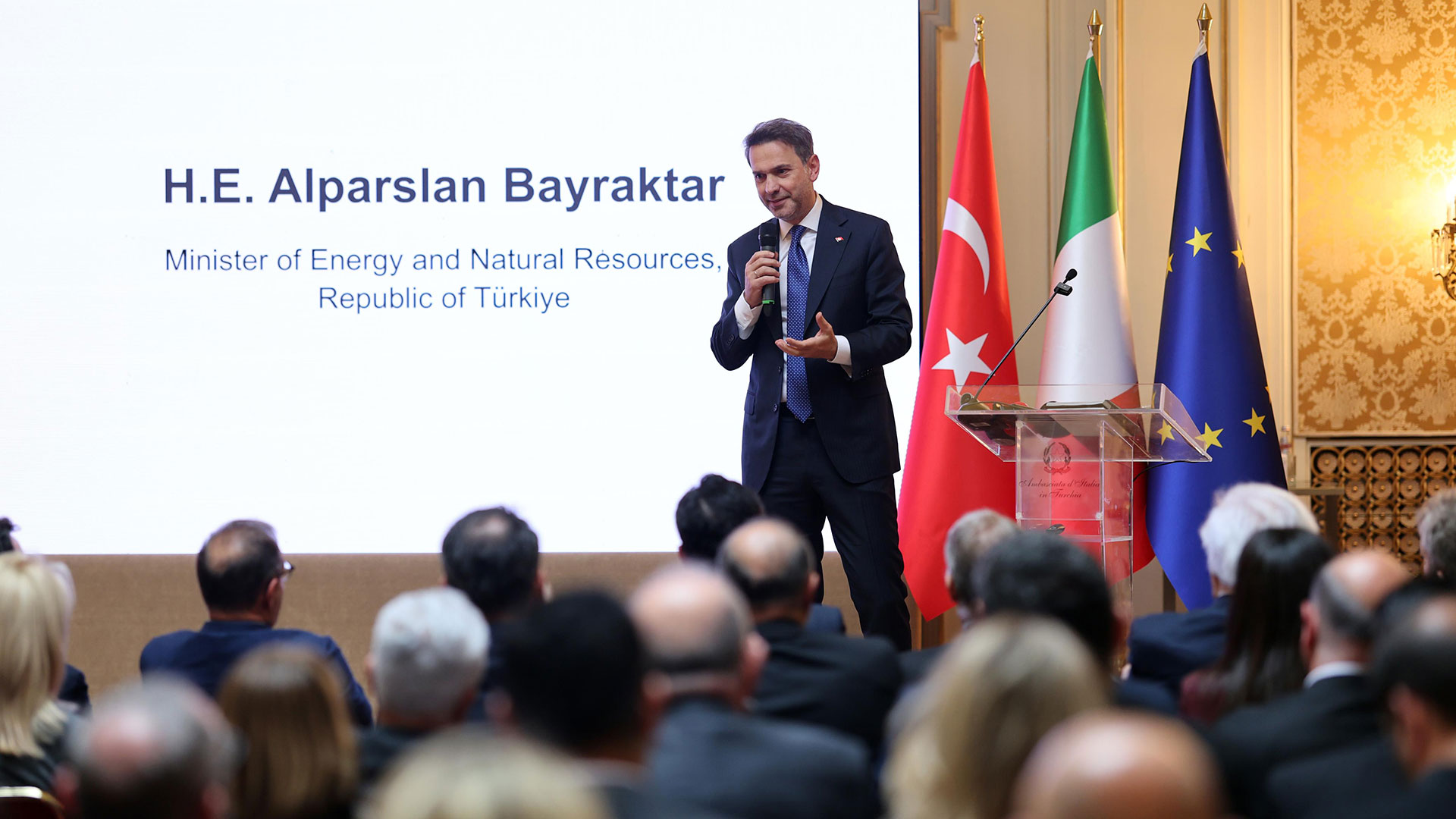 Enerji ve Tabii Kaynaklar Bakanı Alparslan Bayraktar, İstanbul'da İtalya-Türkiye Enerji Ortaklığı ve İş Eşleştirme Etkinliği'nde konuşuyor
