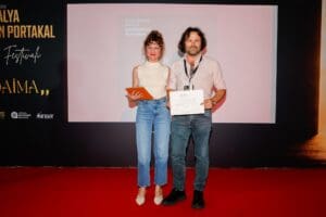 Altın Portakal’da yeşil sinema ödülleri Cennetin Çiçekleri ve Sisler Krallığı’na Antalya Film Forum ödül töreninde Yeşim Girgin ve Cennetin Çiçekleri yönetmeni Metin Kuru.