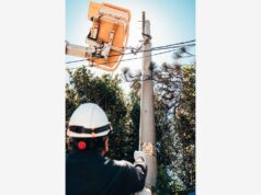 Başkent EDAŞ, Ankara’da dokuz ayda 5,2 milyar TL yatırım açıkladı Elektrik direği ve havai hat yanında baretli görevli ile yükseltilmiş çalışma sepeti