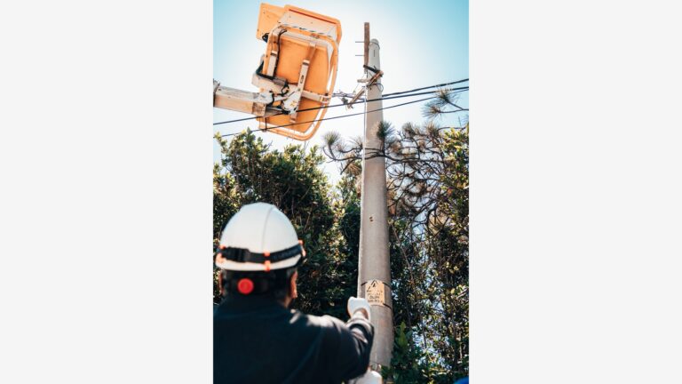 Başkent EDAŞ, Ankara’da dokuz ayda 5,2 milyar TL yatırım açıkladı Elektrik direği ve havai hat yanında baretli görevli ile yükseltilmiş çalışma sepeti
