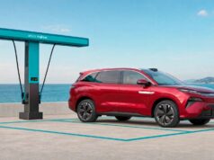 BYD, ATTO 8’i tanıttı; Avrupa’da 40 bin çalışan hedefliyor Kırmızı BYD ATTO 8 ve FLASH Charging şarj istasyonunu gösteren resmi tanıtım görseli