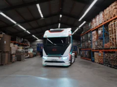 Depo içinde BYD ETT 44 elektrikli çekici