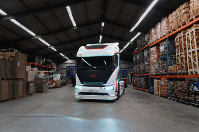 BYD ETT 44 elektrikli çekici Depo içinde BYD ETT 44 elektrikli çekici