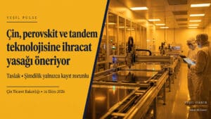 Çin'in perovskit ve tandem güneş hücresi üretim teknolojisine ihracat yasağı önerisini duyuran sarı Yeşil Pulse kapağı; sağda sarı ışıklı temiz odada perovskit kaplama hattında çalışan iki mühendis.