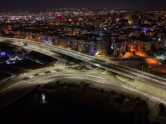 Dicle Elektrik: Şanlıurfa’da 31.396 LED armatür monte edildi Şanlıurfa’da gece aydınlatılan bir köprülü kavşak ve çevresindeki yerleşim alanları.