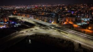 Dicle Elektrik: Şanlıurfa’da 31.396 LED armatür monte edildi Şanlıurfa’da gece aydınlatılan bir köprülü kavşak ve çevresindeki yerleşim alanları.