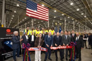 First Solar, Güney Karolina’da 1,7 GW kapasiteli ilk fazı açtı First Solar’ın Gaffney tesisinde çalışanlar ve davetliler ilk fazın açılışında kurdele kesiyor
