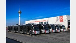 Beylikdüzü Metrobüs Garajı önünde yan yana park edilmiş İETT metrobüsleri
