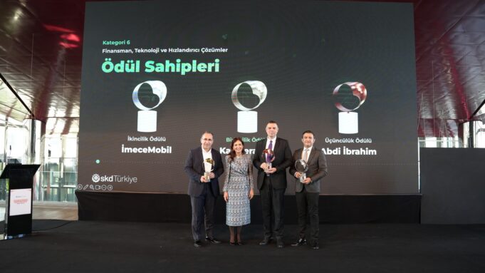 kaleseramik-innovatile-skd-odul-2026 SKD Türkiye töreninde Finansman, Teknoloji ve Hızlandırıcı Çözümler kategorisinin ödül sahipleri sahnede.