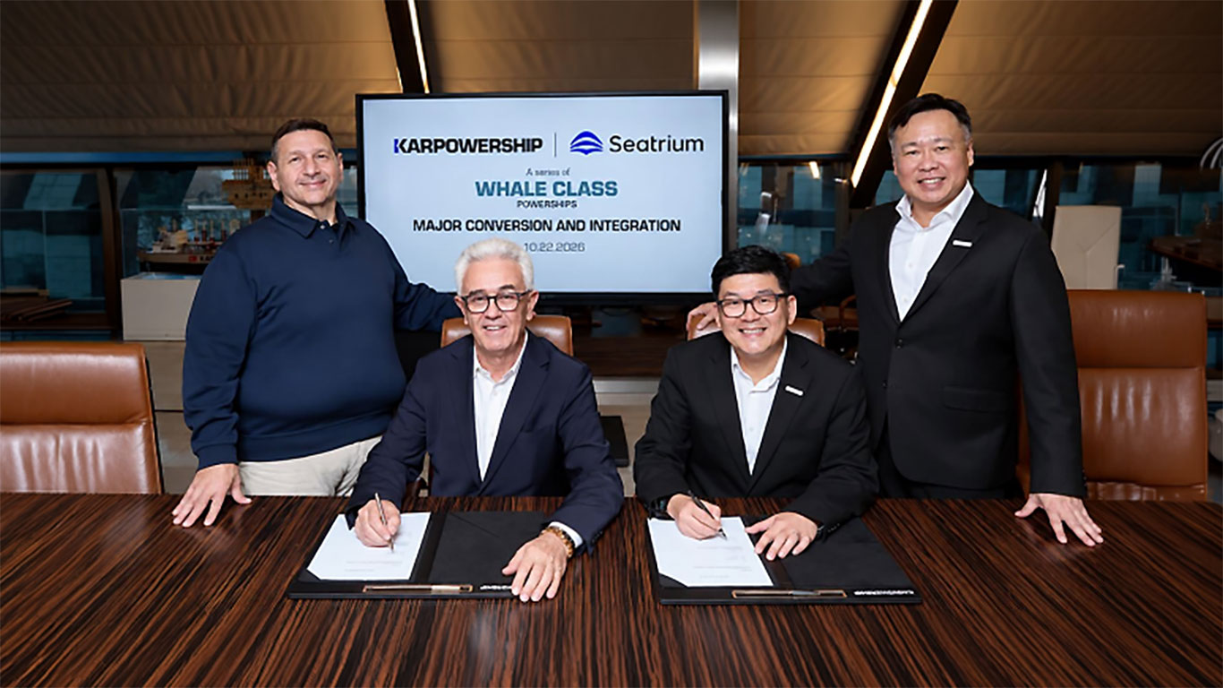 Karpowership ve Seatrium yöneticileri, Whale sınıfı yüzer santrallerin dönüşüm ve entegrasyon sözleşmesini imzalarken.