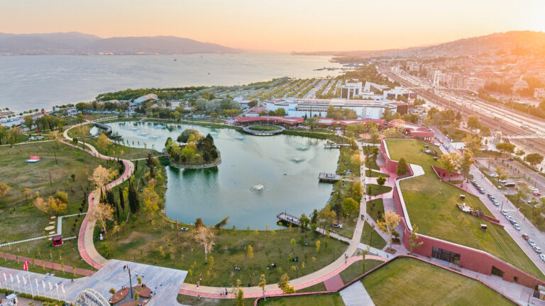 Kocaeli Fuar Parkı’nda kent ile sulak alan arasında yeni bağlantı Kocaeli Fuar Parkı’nda yapay göl, kıyısındaki yürüyüş yolları, iskeleler ve peyzajın havadan görünümü
