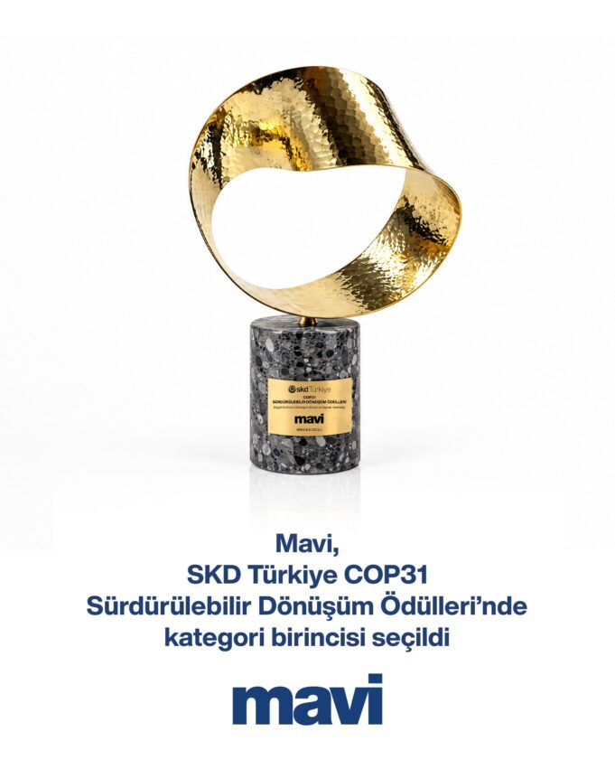 mavi-all-blue-skd-odulu-2026 Mavi’nin SKD Türkiye COP31 kategori birinciliğini duyuran, ödül heykelciğinin yer aldığı kurumsal görsel.