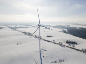 Nordex’e DenkerWulf’tan Bredenbek için 51,3 MW türbin siparişi Karlı arazide Nordex N149/5.X rüzgar türbini; Almanya’dan resmî basın fotoğrafı, Bredenbek projesini göstermiyor.