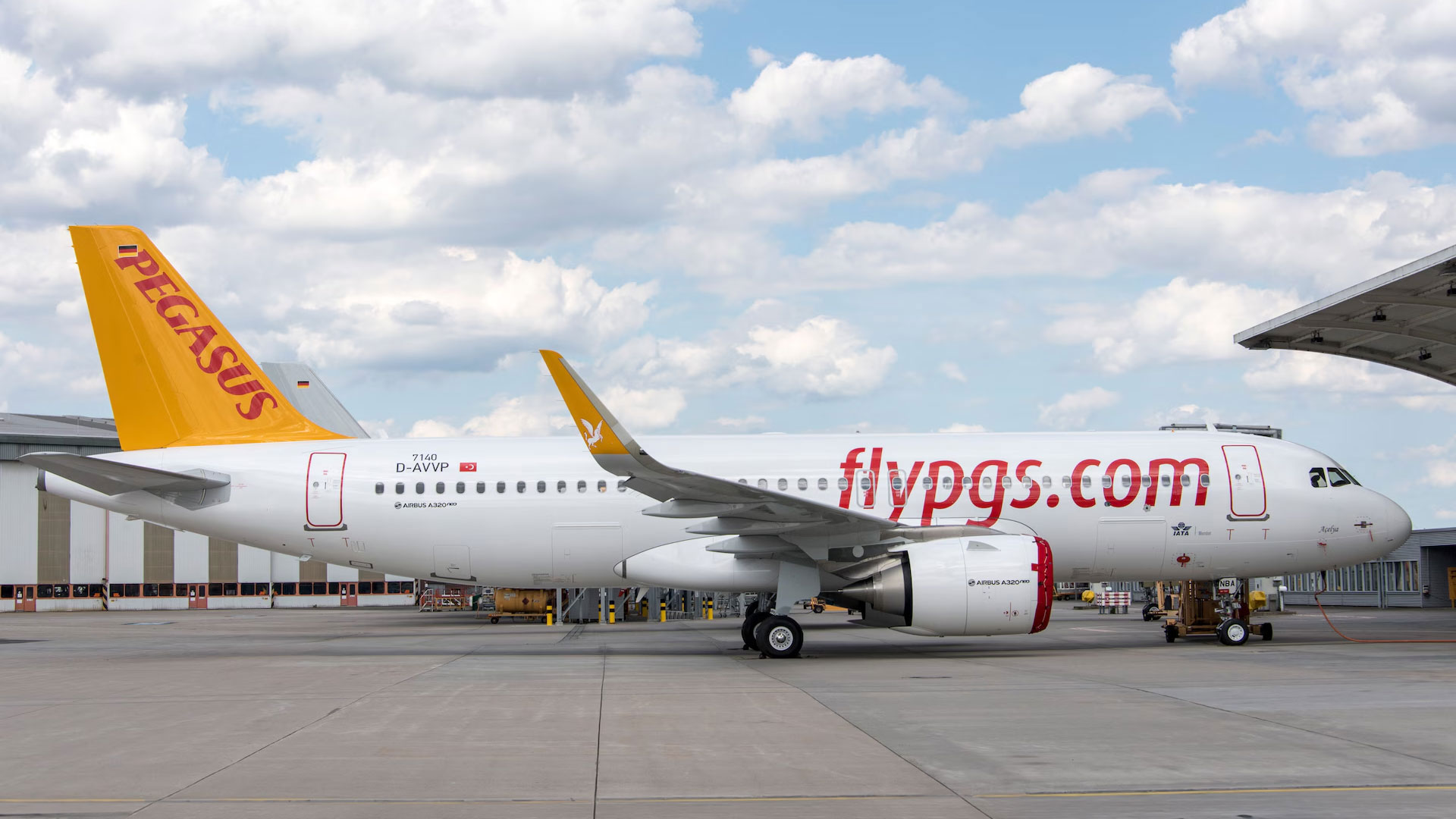 Apronda park halinde, sarı kuyruklu Pegasus Airbus A320neo yolcu uçağı.
