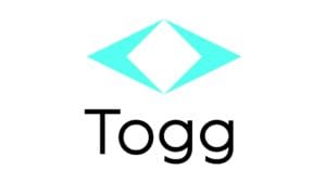 Beyaz zemin üzerinde turkuaz amblem ve siyah Togg yazısından oluşan şirket logosu