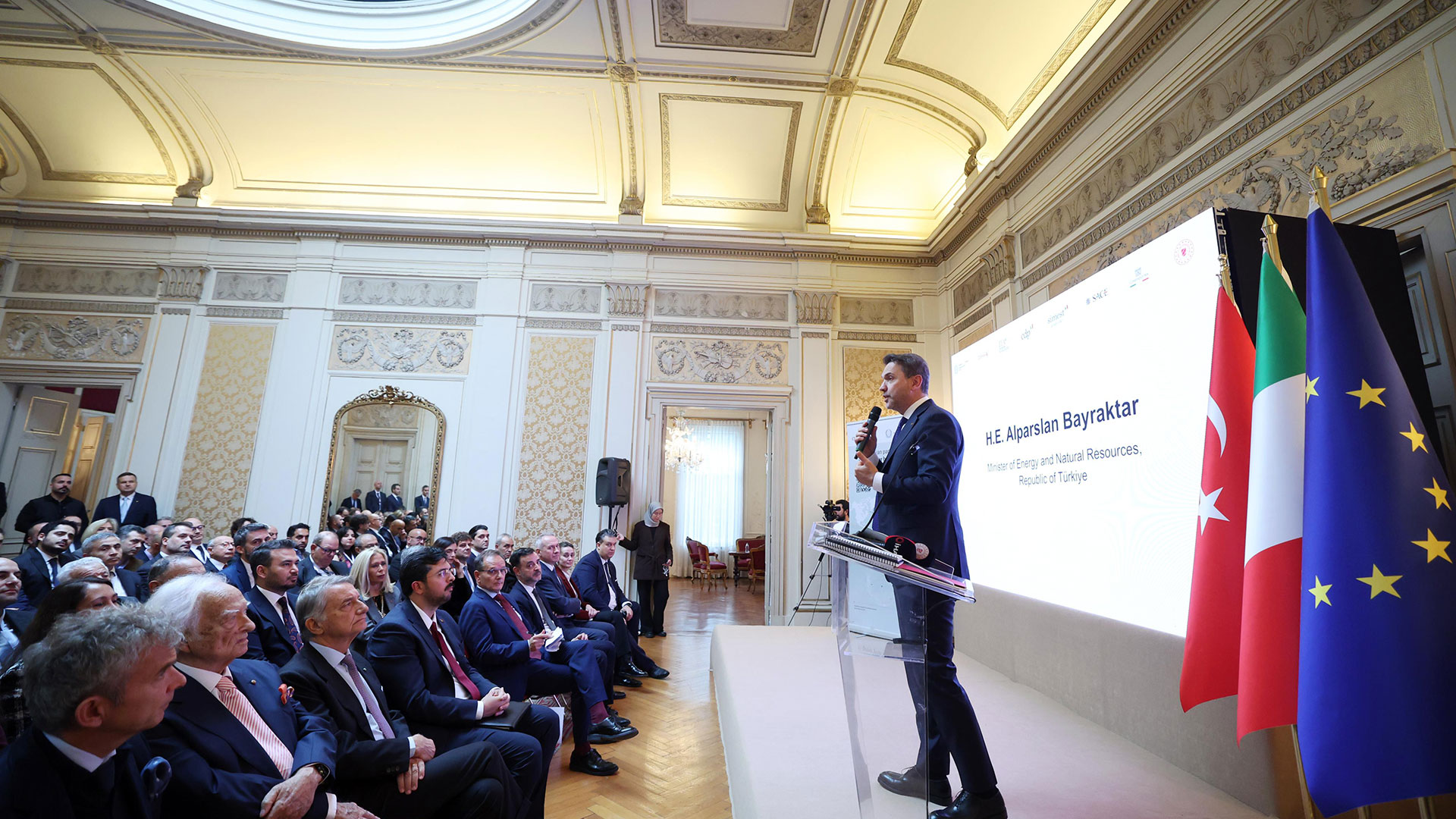 İstanbul'daki Venedik Sarayı'nda düzenlenen İtalya-Türkiye Enerji Ortaklığı ve İş Eşleştirme Etkinliği'nden bir kare