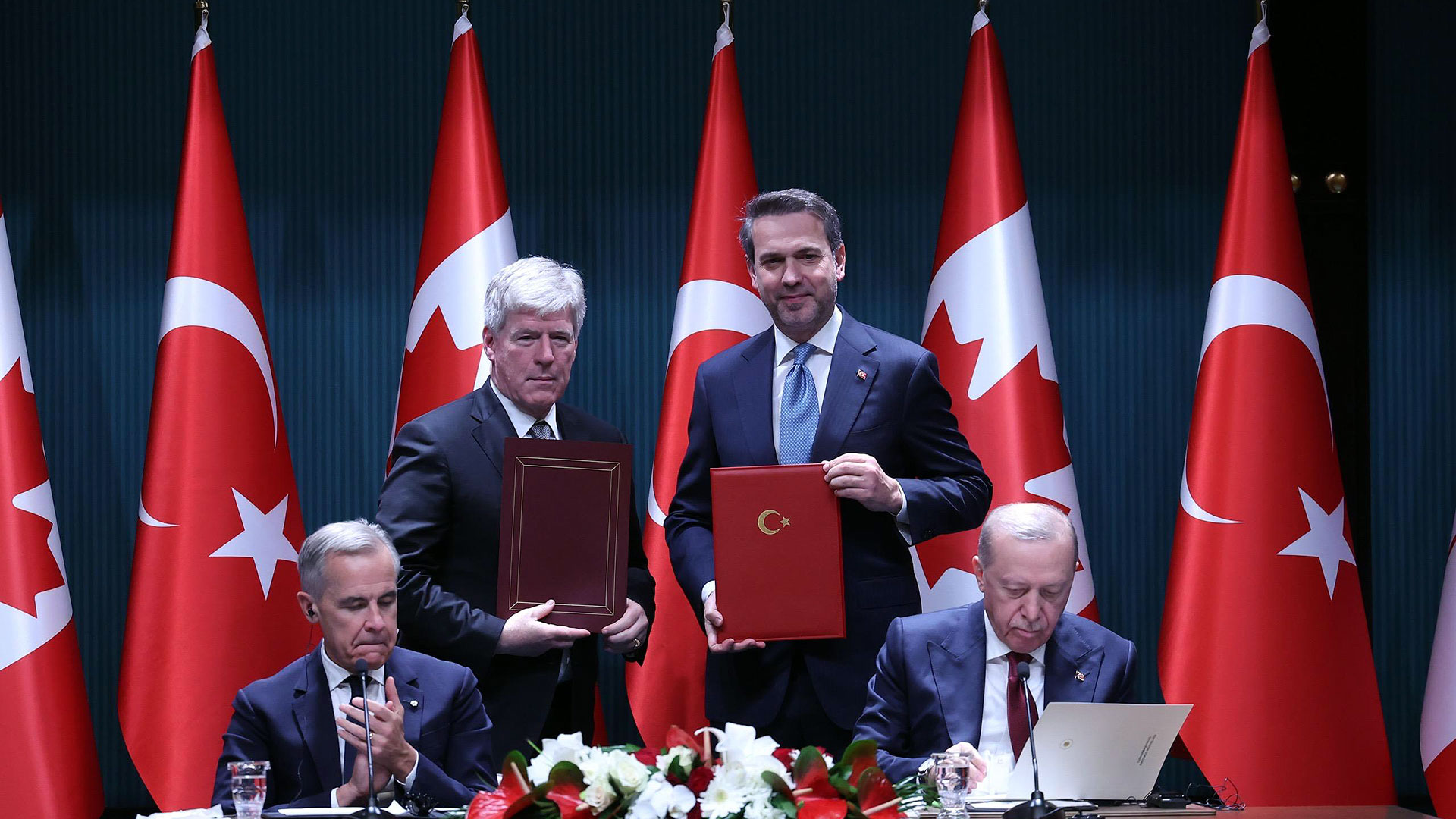 Türkiye ve Kanada bayrakları önünde enerji bakanlarının ortak bildiri dosyalarını tuttuğu Ankara töreni.