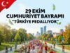 29 Ekim Cumhuriyet Bayramı Türkiye Pedallıyor çağrı afişinde bisiklet süren katılımcıların çizimi.