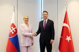 Alparslan Bayraktar ile Denisa Sakova, İstanbul’daki görüşmede Türk ve Slovak bayrakları önünde el sıkışıyor.