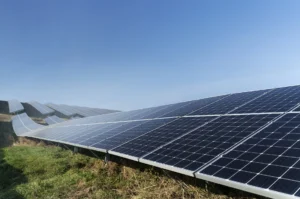 Üçay’dan Macaristan’da 9 GES için 7,3 milyon euroluk devir anlaşması Açık arazide sıra halinde güneş panelleri; Üçay’ın Macaristan anlaşması haberi için temsili bülten görseli.